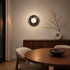 RUBI Violet Bulgari, applique murale dans un coin repas — cadrage carré retouché
