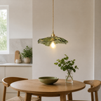 Éranthia Vert, suspension florale au-dessus d’une table de cuisine
