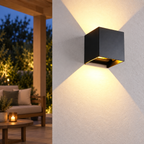 Façade noire sur le mur d’une terrasse couverte. Mise en scène générée ; décor non inclus.
