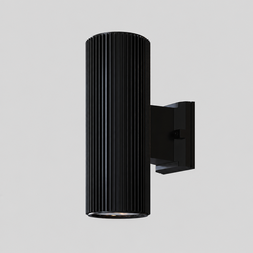 Rando | Applique murale extérieure — Noir, blanc ou gris — produit isolé sur fond gris, arrière-plan retouché.