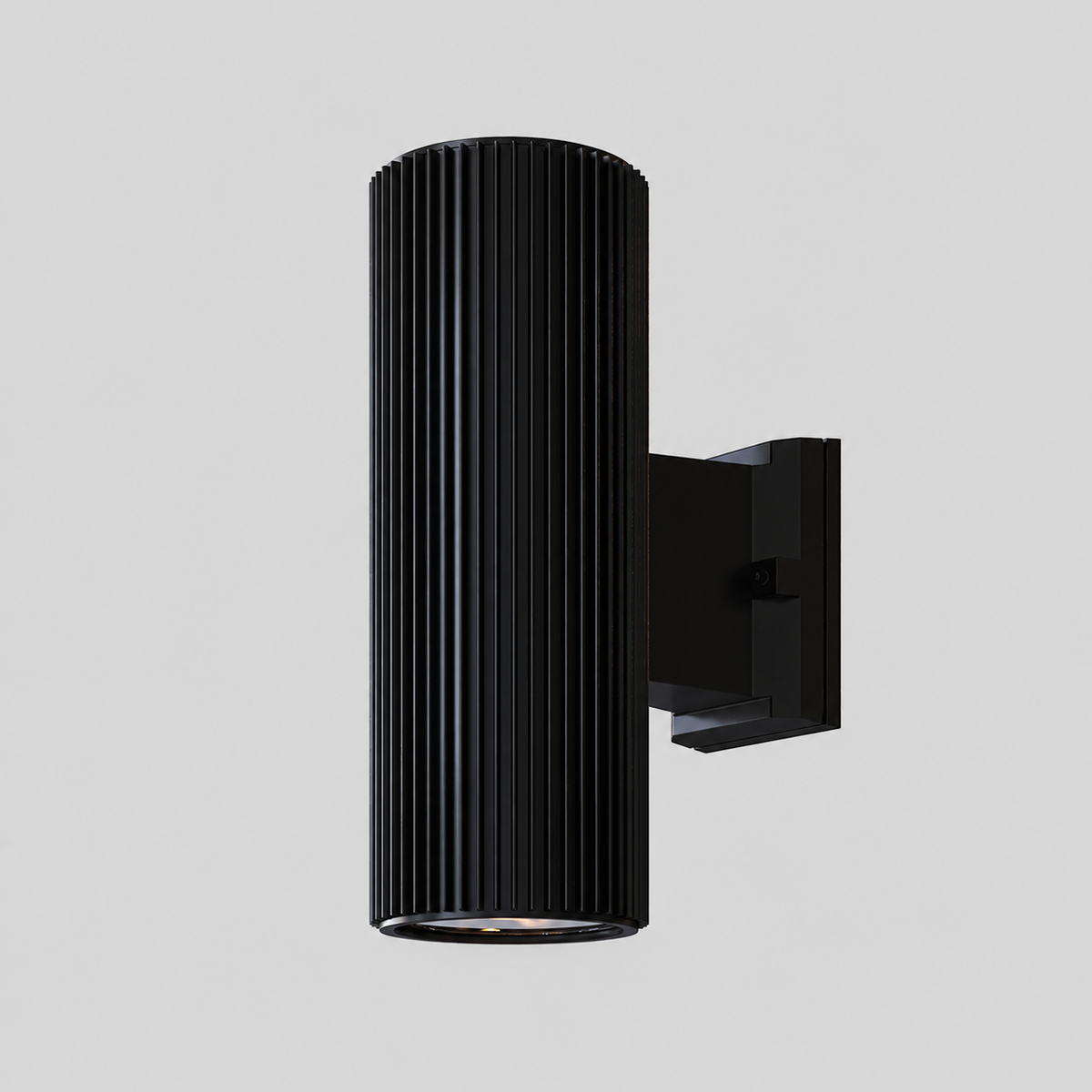 Rando | Applique murale extérieure — Noir, blanc ou gris — produit isolé sur fond gris, arrière-plan retouché.