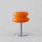Orélia | Lampe de table en verre à intensité réglable — produit isolé sur fond gris, arrière-plan retouché.
