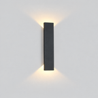 Sillage | Applique murale LED extérieure IP65 — Haut et bas — produit isolé sur fond gris, arrière-plan retouché.