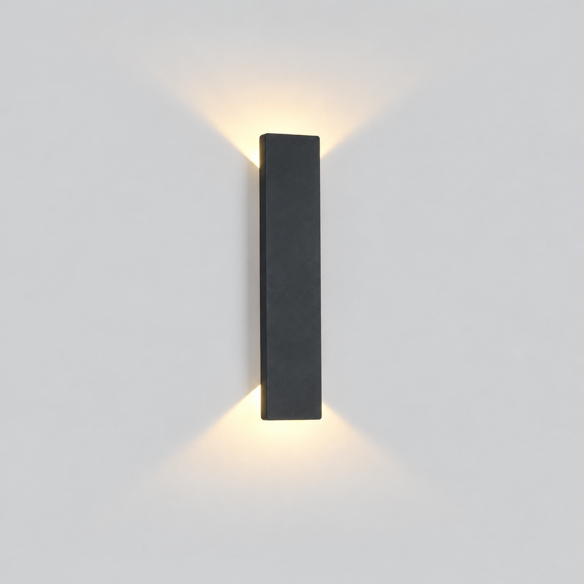 Sillage | Applique murale LED extérieure IP65 — Haut et bas — produit isolé sur fond gris, arrière-plan retouché.