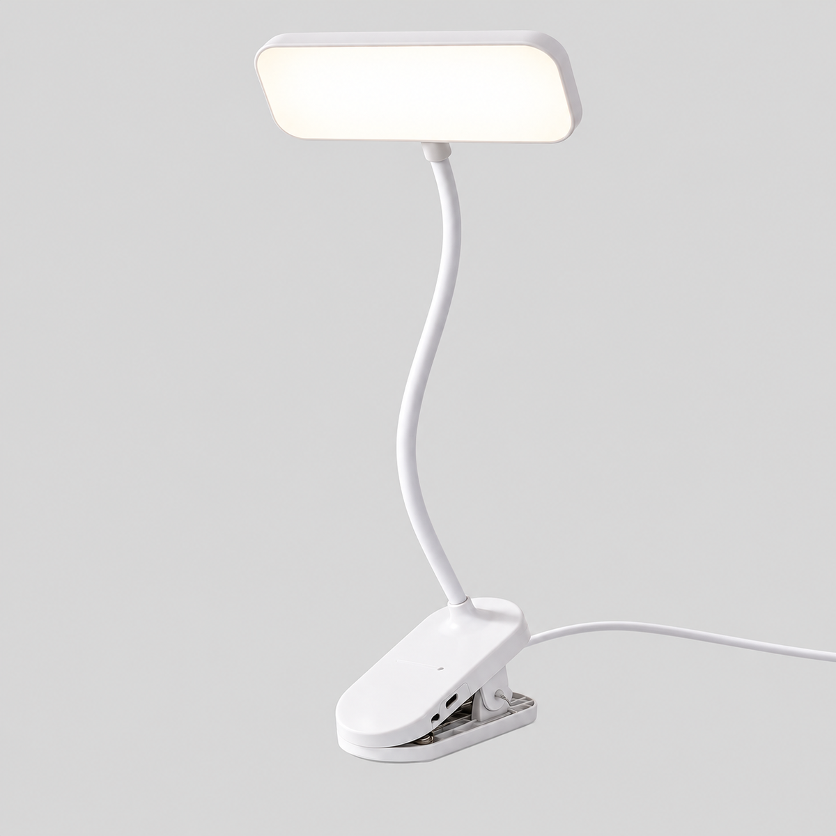 Clipéa | Lampe de bureau LED à pince — produit isolé sur fond gris, arrière-plan retouché.