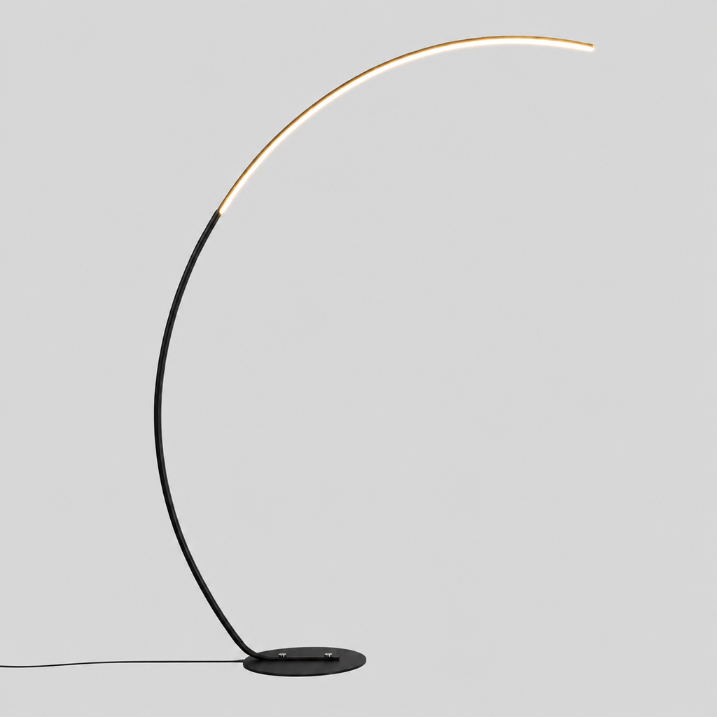 Luméra | Lampadaire LED arqué nordique — produit isolé sur fond gris, arrière-plan retouché.