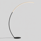 Luméra | Lampadaire LED arqué nordique — produit isolé sur fond gris, arrière-plan retouché.
