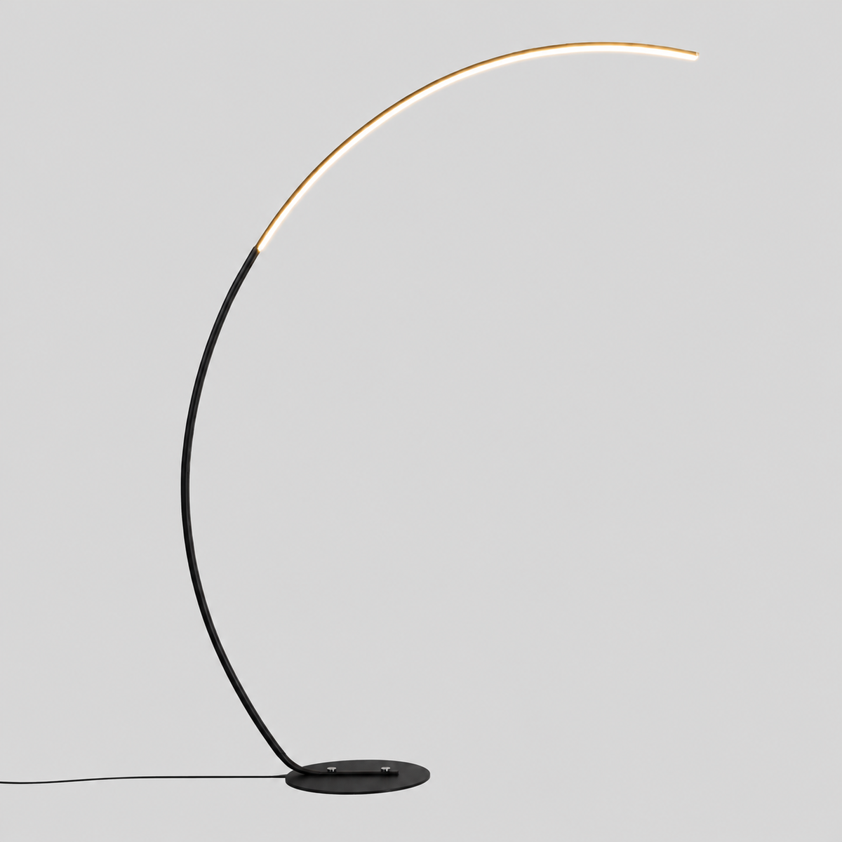 Luméra | Lampadaire LED arqué nordique — produit isolé sur fond gris, arrière-plan retouché.