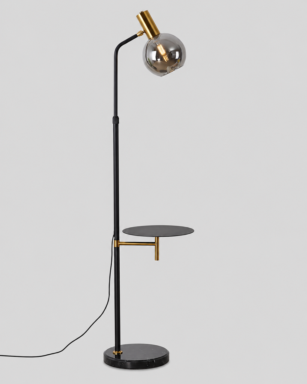 Escale | Lampadaire avec tablette — produit isolé sur fond gris, arrière-plan retouché.