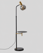 Escale | Lampadaire avec tablette — produit isolé sur fond gris, arrière-plan retouché.