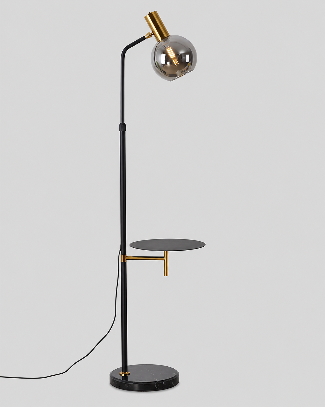 Escale | Lampadaire avec tablette — produit isolé sur fond gris, arrière-plan retouché.