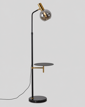 Escale | Lampadaire avec tablette — produit isolé sur fond gris, arrière-plan retouché.