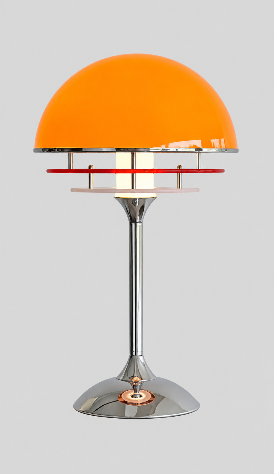 Disco | Lampe de table rétro — Chrome et dôme — produit isolé sur fond gris, arrière-plan retouché.