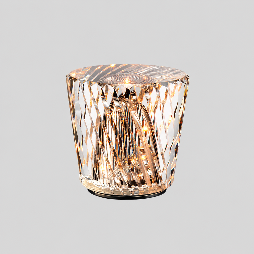 Facette | Lampe de table diamant — produit isolé sur fond gris, arrière-plan retouché.