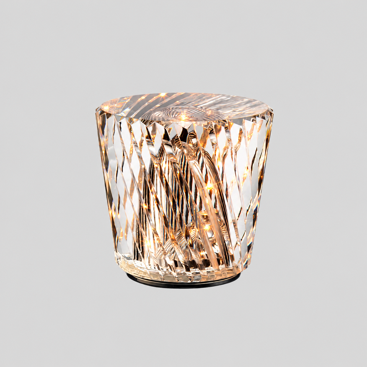 Facette | Lampe de table diamant — produit isolé sur fond gris, arrière-plan retouché.
