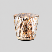Facette | Lampe de table diamant — produit isolé sur fond gris, arrière-plan retouché.