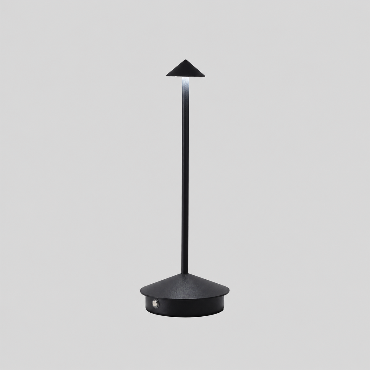 Élancée | Lampe rechargeable — Ligne élancée — produit isolé sur fond gris, arrière-plan retouché.