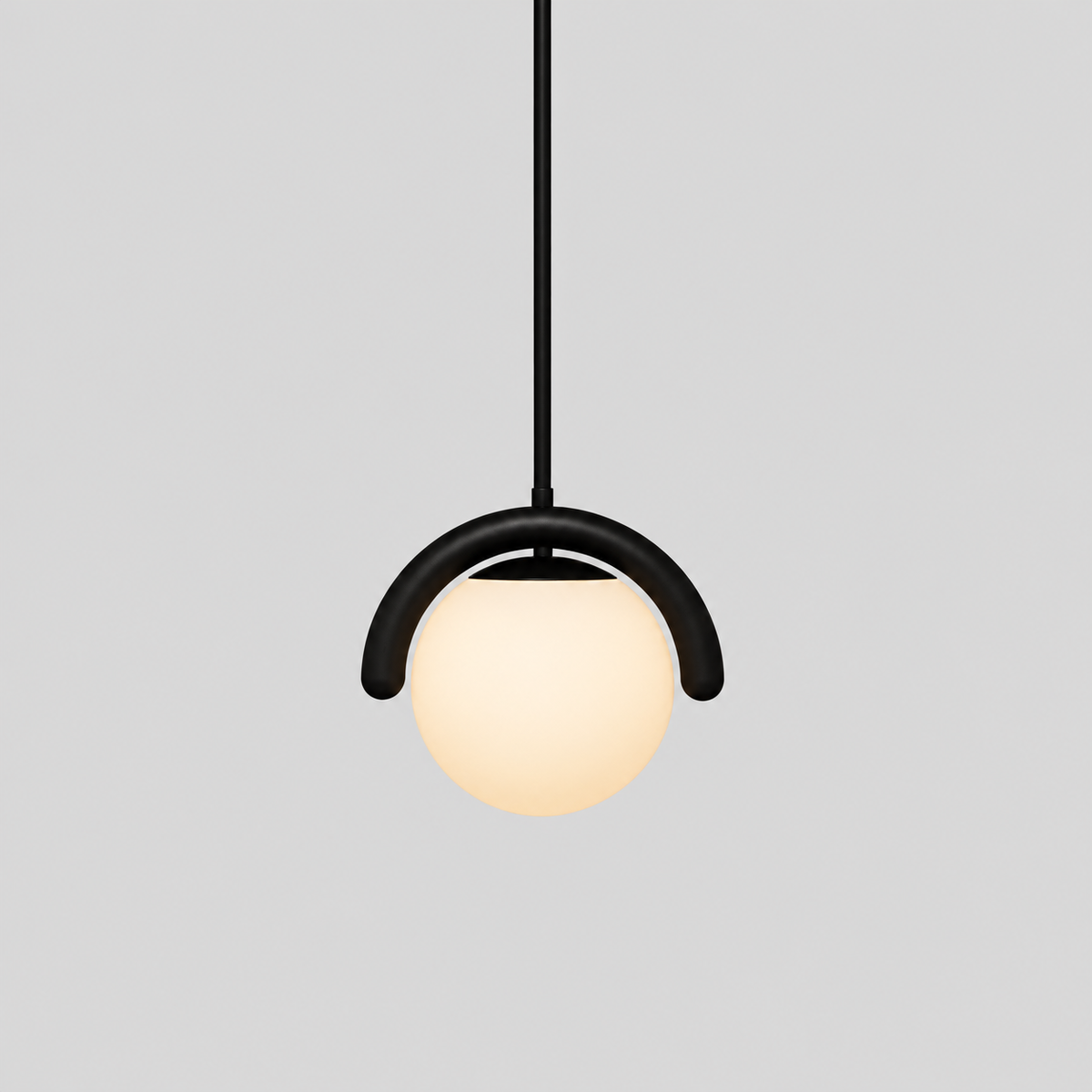 Constellation | Suspension linéaire à globes — produit isolé sur fond gris, arrière-plan retouché.