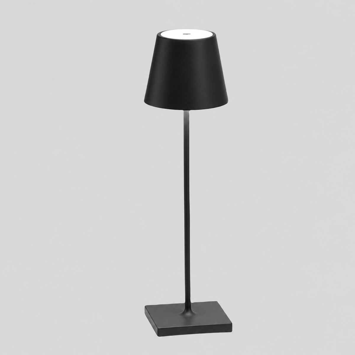 Corolle | Lampe rechargeable — Abat-jour évasé — produit isolé sur fond gris, arrière-plan retouché.