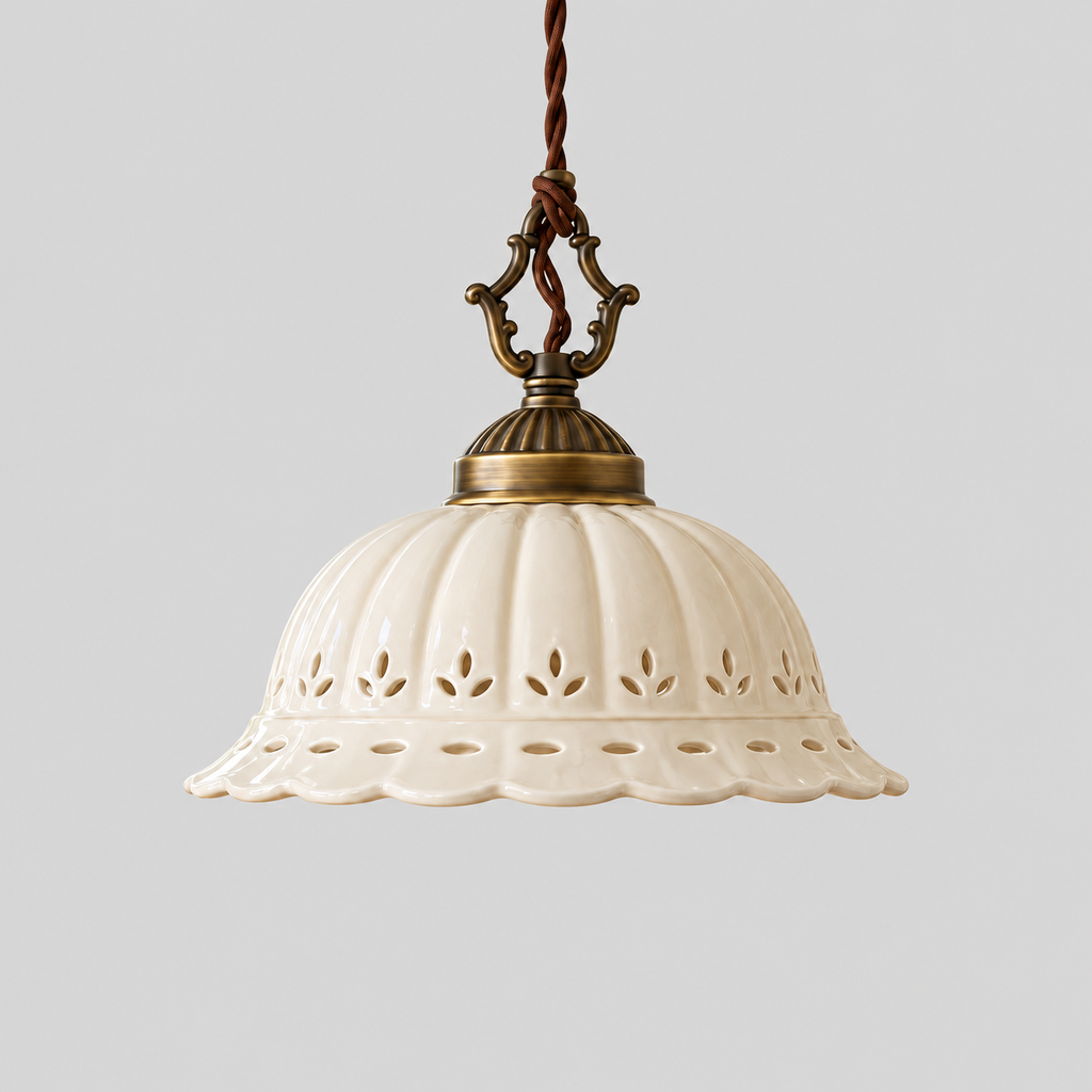 Dentelle | Suspension en céramique ajourée — produit isolé sur fond gris, arrière-plan retouché.