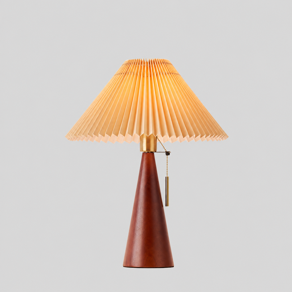Plissé | Lampe de table — Bois et tissu plissé — produit isolé sur fond gris, arrière-plan retouché.
