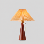 Plissé | Lampe de table — Bois et tissu plissé — produit isolé sur fond gris, arrière-plan retouché.