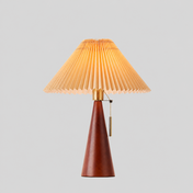 Plissé | Lampe de table — Bois et tissu plissé — produit isolé sur fond gris, arrière-plan retouché.