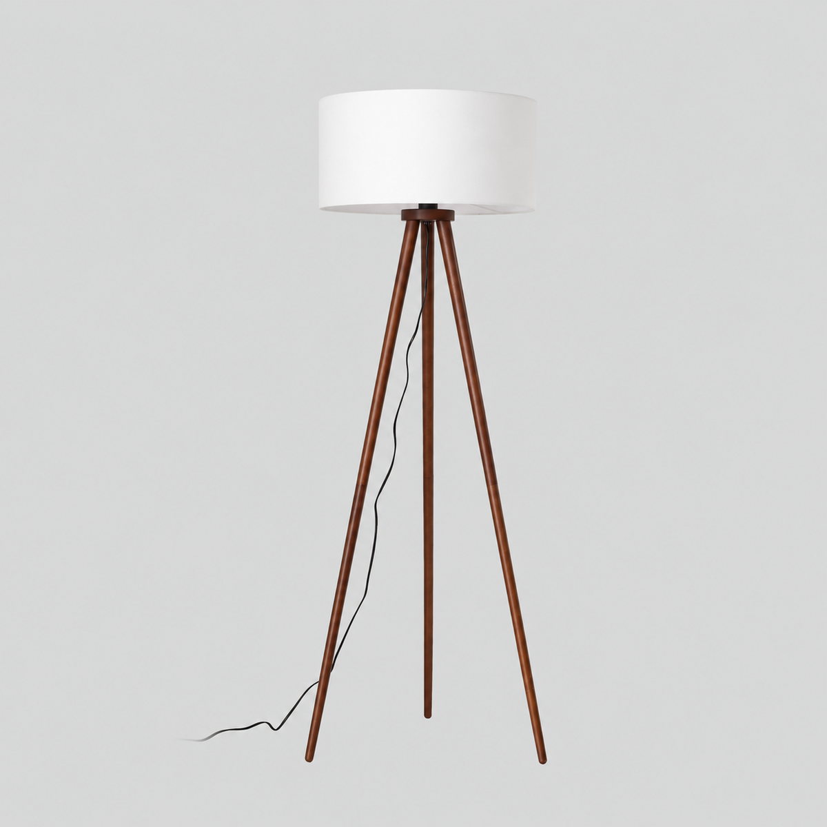 Clairière | Lampe sur pied, blanc, bois de noyer, hauteur 150 cm — produit isolé sur fond gris, arrière-plan retouché.