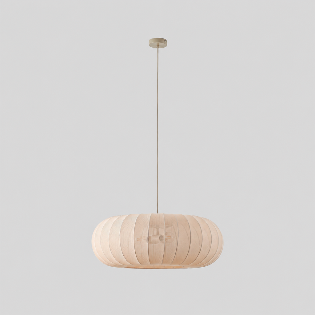 Voilure | Suspension beige, Ø 70 cm, textile, 3 x E27 — produit isolé sur fond gris, arrière-plan retouché.
