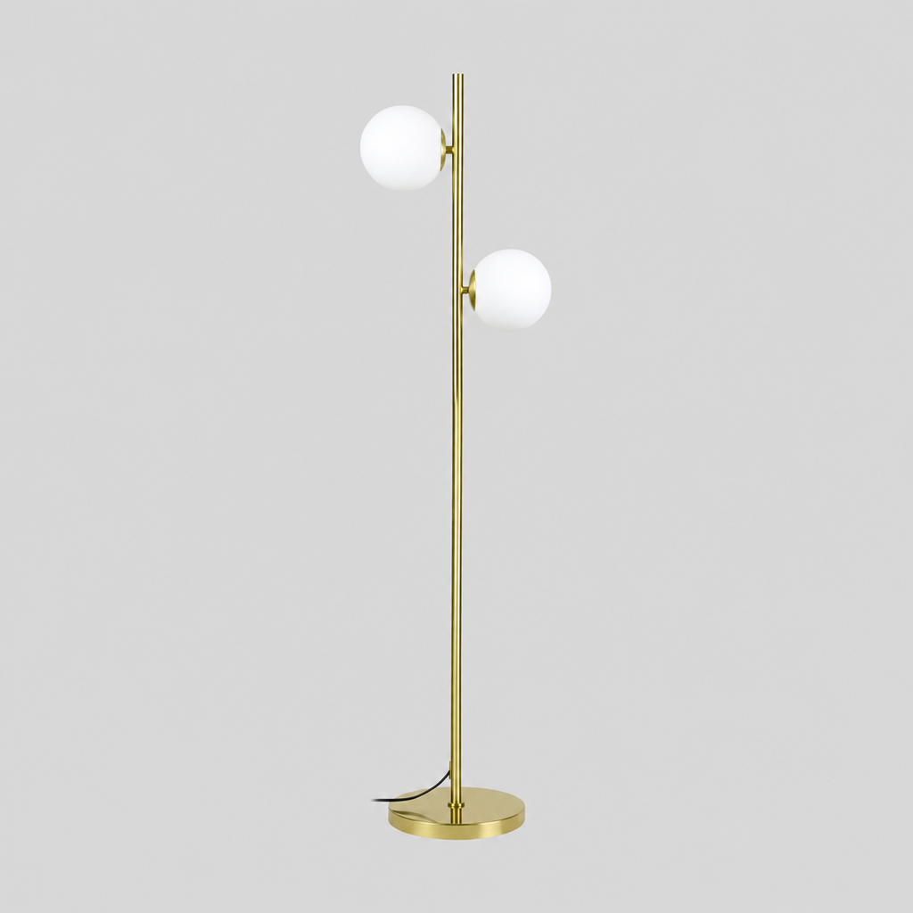 Gémelle | Lampadaire doré à 2 globes blancs — produit isolé sur fond gris, arrière-plan retouché.