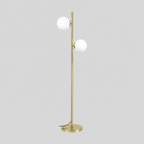 Gémelle | Lampadaire doré à 2 globes blancs — produit isolé sur fond gris, arrière-plan retouché.