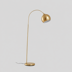 Arceau | Lampe à arc, couleur laiton, métal — produit isolé sur fond gris, arrière-plan retouché.