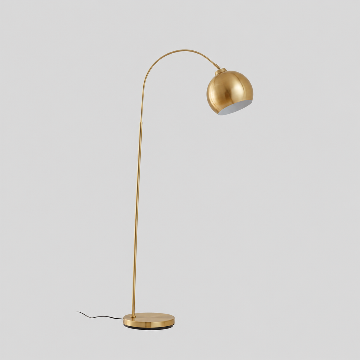 Arceau | Lampe à arc, couleur laiton, métal — produit isolé sur fond gris, arrière-plan retouché.