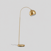 Arceau | Lampe à arc, couleur laiton, métal — produit isolé sur fond gris, arrière-plan retouché.