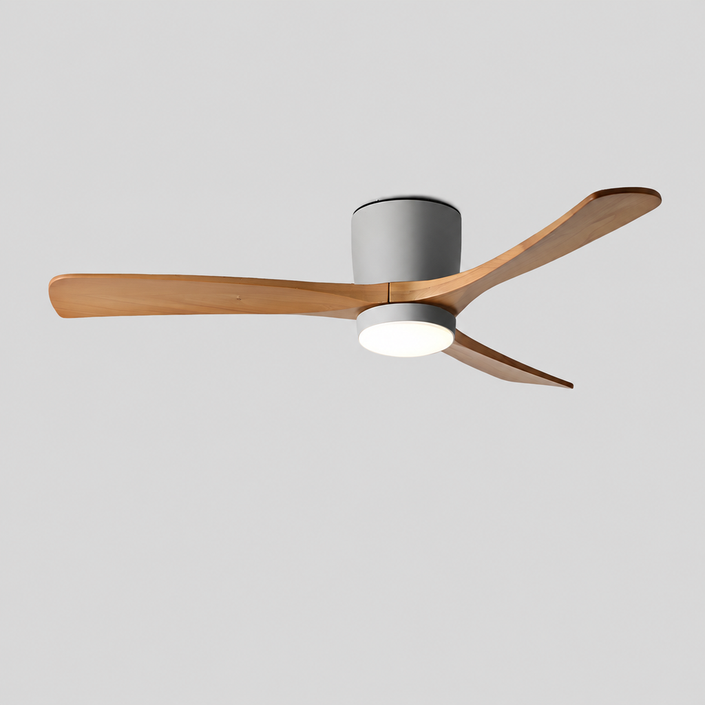 Zéphire | Ventilateur de plafond en bois avec lumière LED — produit isolé sur fond gris, arrière-plan retouché.