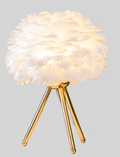 Lampe à poser sur trépied — produit isolé sur fond gris, arrière-plan retouché.