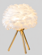 Lampe à poser sur trépied — produit isolé sur fond gris, arrière-plan retouché.