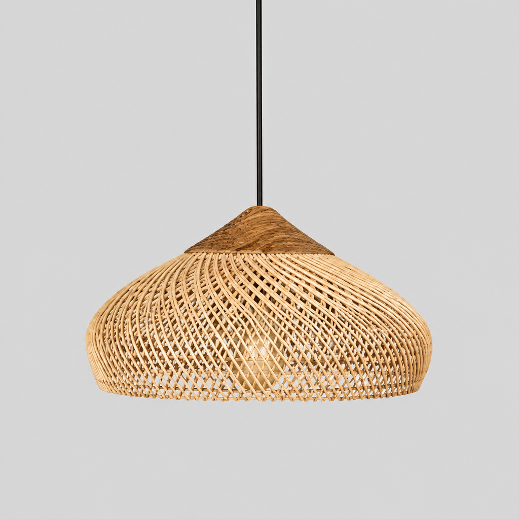 Suspension à abat-jour tressé arrondi — produit isolé sur fond gris, arrière-plan retouché.