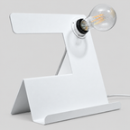 Oblique | Lampe de bureau — produit isolé sur fond gris, arrière-plan retouché.