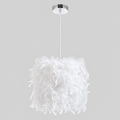 Suspension blanche à l’aspect plumeux — 23 ou 45 cm — produit isolé sur fond gris, arrière-plan retouché.