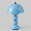Perlina | Lampe de table rechargeable à pied perlé — produit isolé sur fond gris, arrière-plan retouché.
