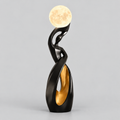 Lampe sculpturale à globe — 82 cm — produit isolé sur fond gris, arrière-plan retouché.