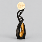 Lampe sculpturale à globe — 82 cm — produit isolé sur fond gris, arrière-plan retouché.