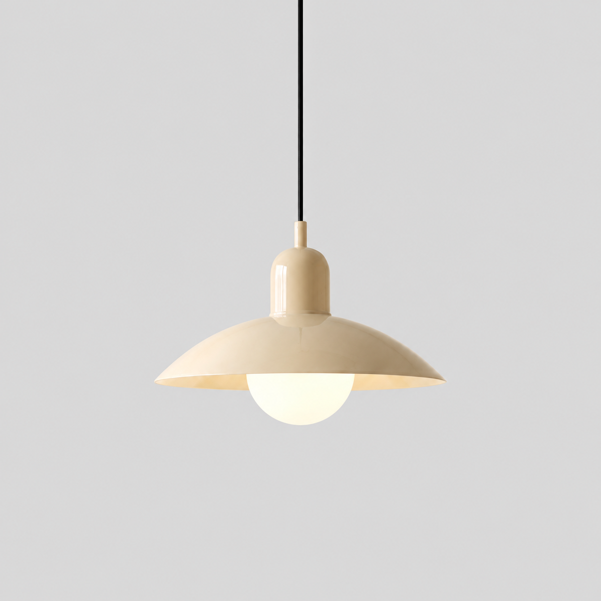 Caléria — Suspension à abat-jour évasé — produit isolé sur fond gris, arrière-plan retouché.