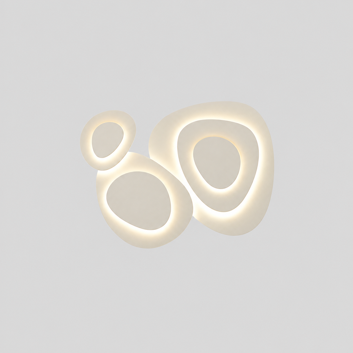 Nuvéa — Plafonnier nuage — produit isolé sur fond gris, arrière-plan retouché.