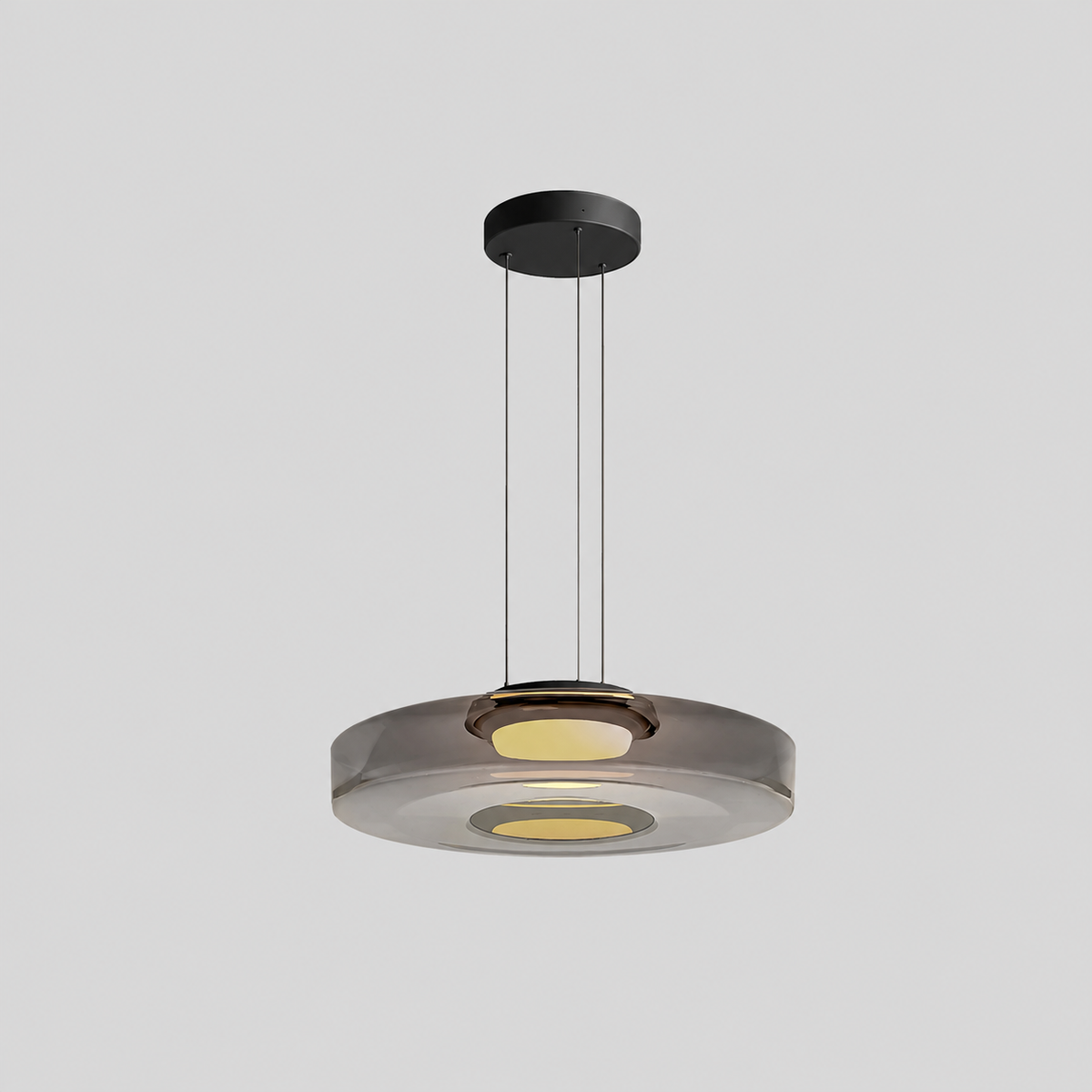 Stratéa — Suspension en verre à plusieurs niveaux — produit isolé sur fond gris, arrière-plan retouché.