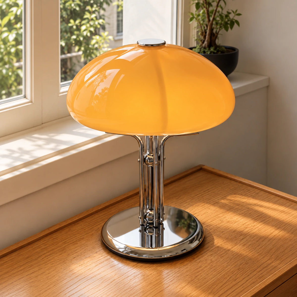 Girolle — lampe à dôme orange et pied chromé, sur une console près d’une fenêtre — mise en scène illustrative