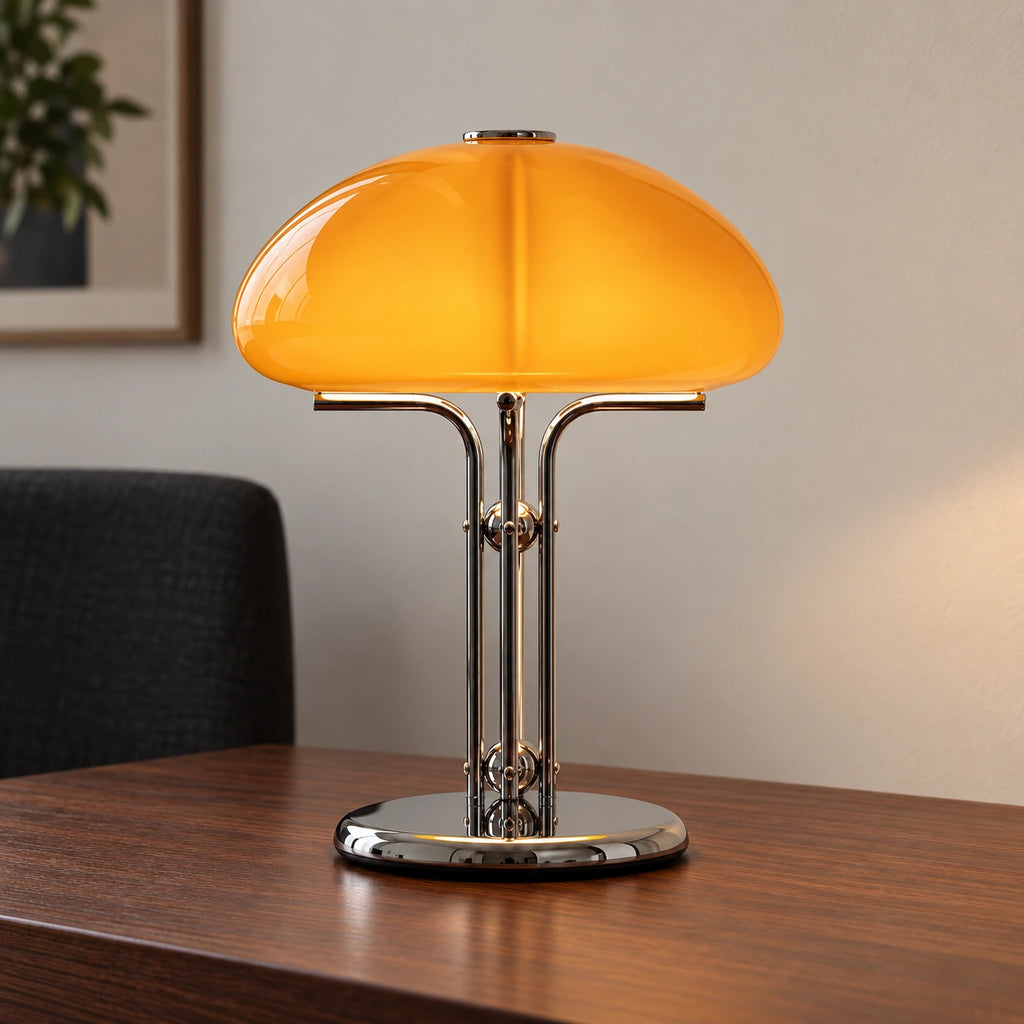 Girolle — lampe à dôme orange et pied chromé, vue de face sur une table en bois — mise en scène illustrative