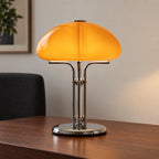 Girolle — lampe à dôme orange et pied chromé, vue de face sur une table en bois — mise en scène illustrative