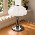 Girolle — lampe à dôme blanc et pied chromé, sur une console près d’une fenêtre — mise en scène illustrative